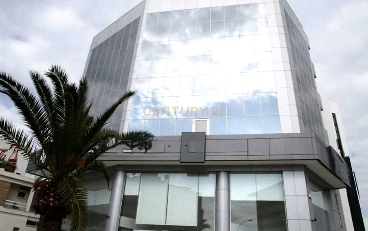 300m2 Tienda en Strovolos, Nicosia, Chipre No. 54196
