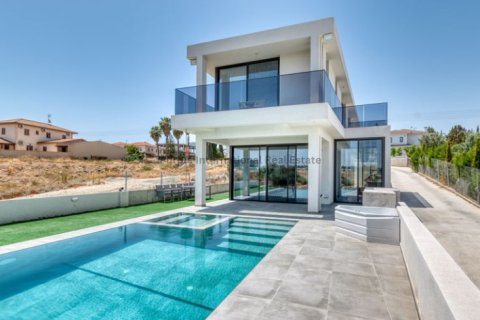 6 bedrooms Villa in Aradippou, Larnaka, Cyprus No. 51940