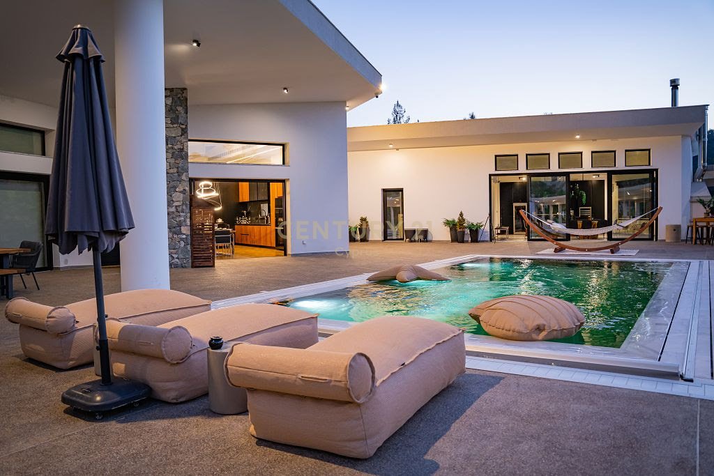 6 bedrooms Bungalow in Louvaras, Limassol, Cyprus No. 53555
