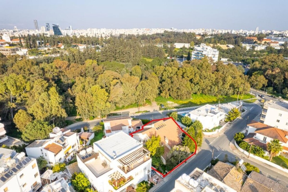 350m2 Villa in Nicosia, Cyprus No. 37977