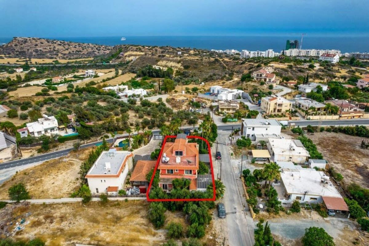 315m2 Villa in Limassol, Cyprus No. 37978