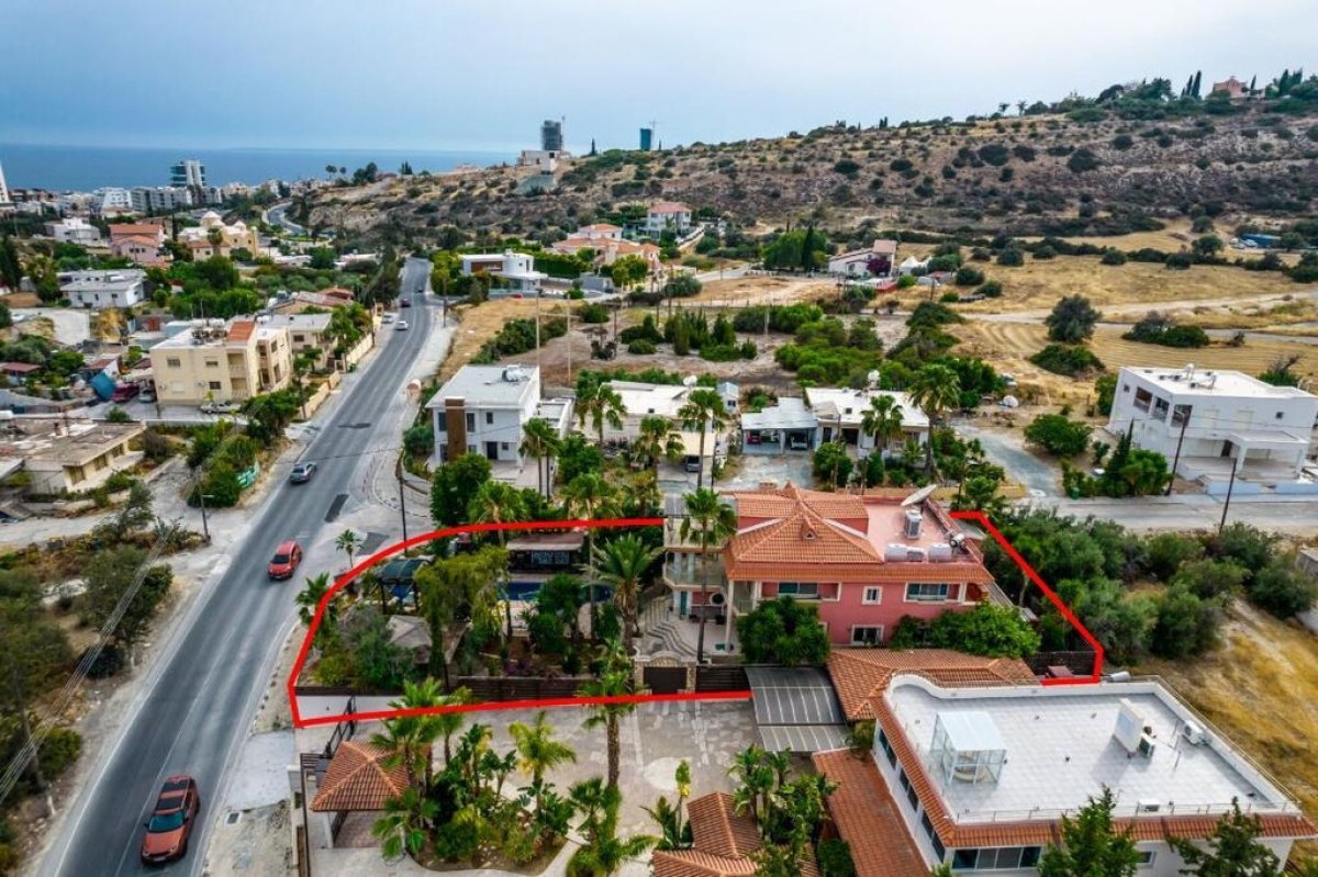 315m2 Villa in Limassol, Cyprus No. 37978