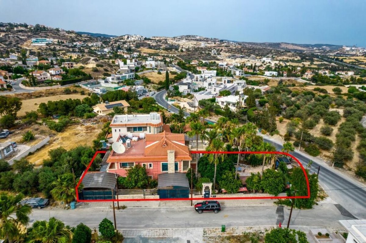 315m2 Villa in Limassol, Cyprus No. 37978
