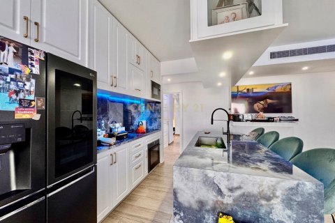 3 bedrooms Penthouse in Zakaki, Limassol, Cyprus No. 35868
