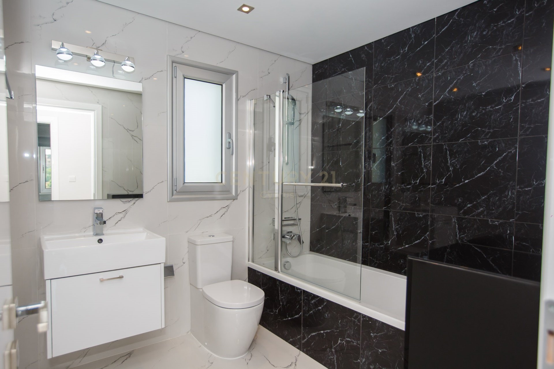 4 dormitorios Villa en Agios Tychonas, Limassol, Chipre No. 53647