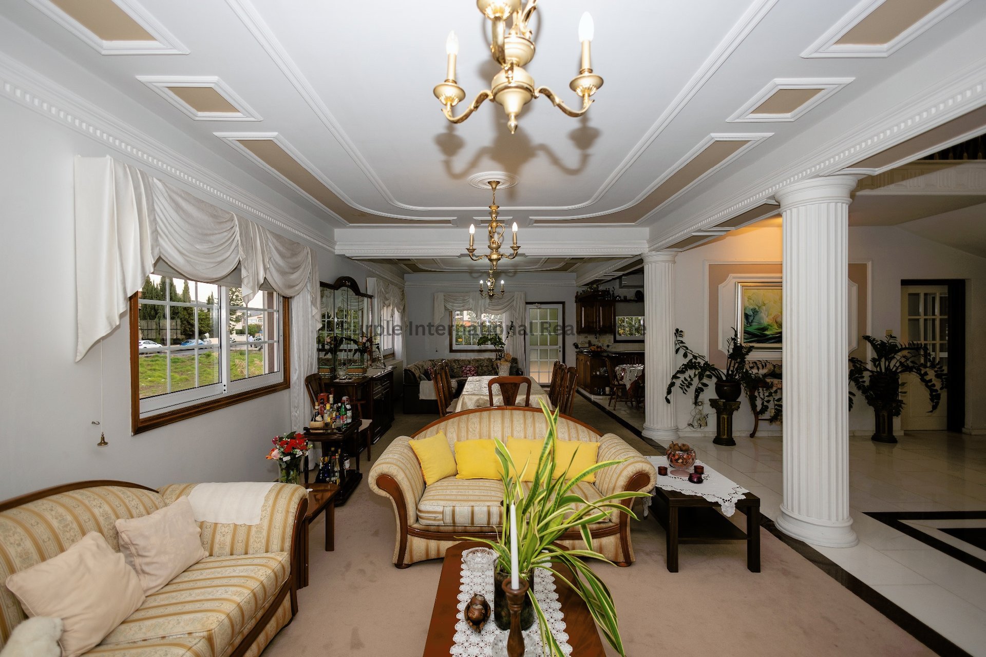 Вилла с 4 спальнями в Ларнака, Кипр № 24280