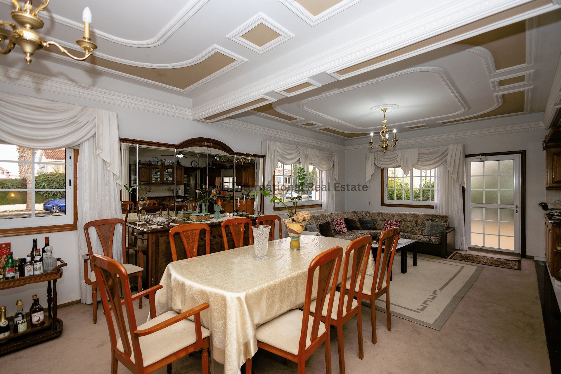 Вилла с 4 спальнями в Ларнака, Кипр № 24280