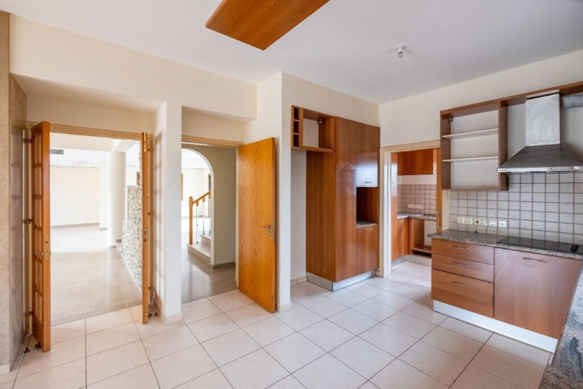 215m2 Villa in Nicosia, Cyprus No. 37963