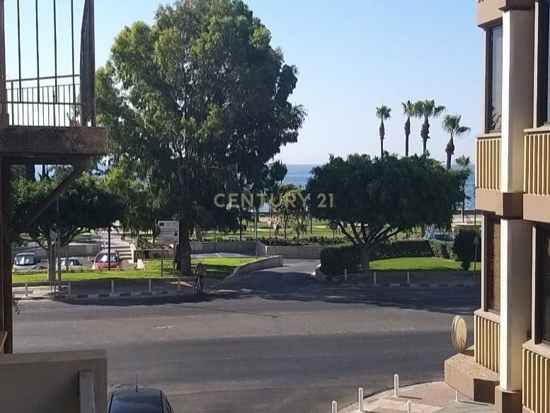 300m2 Local comercial en Limassol, Chipre No. 54157