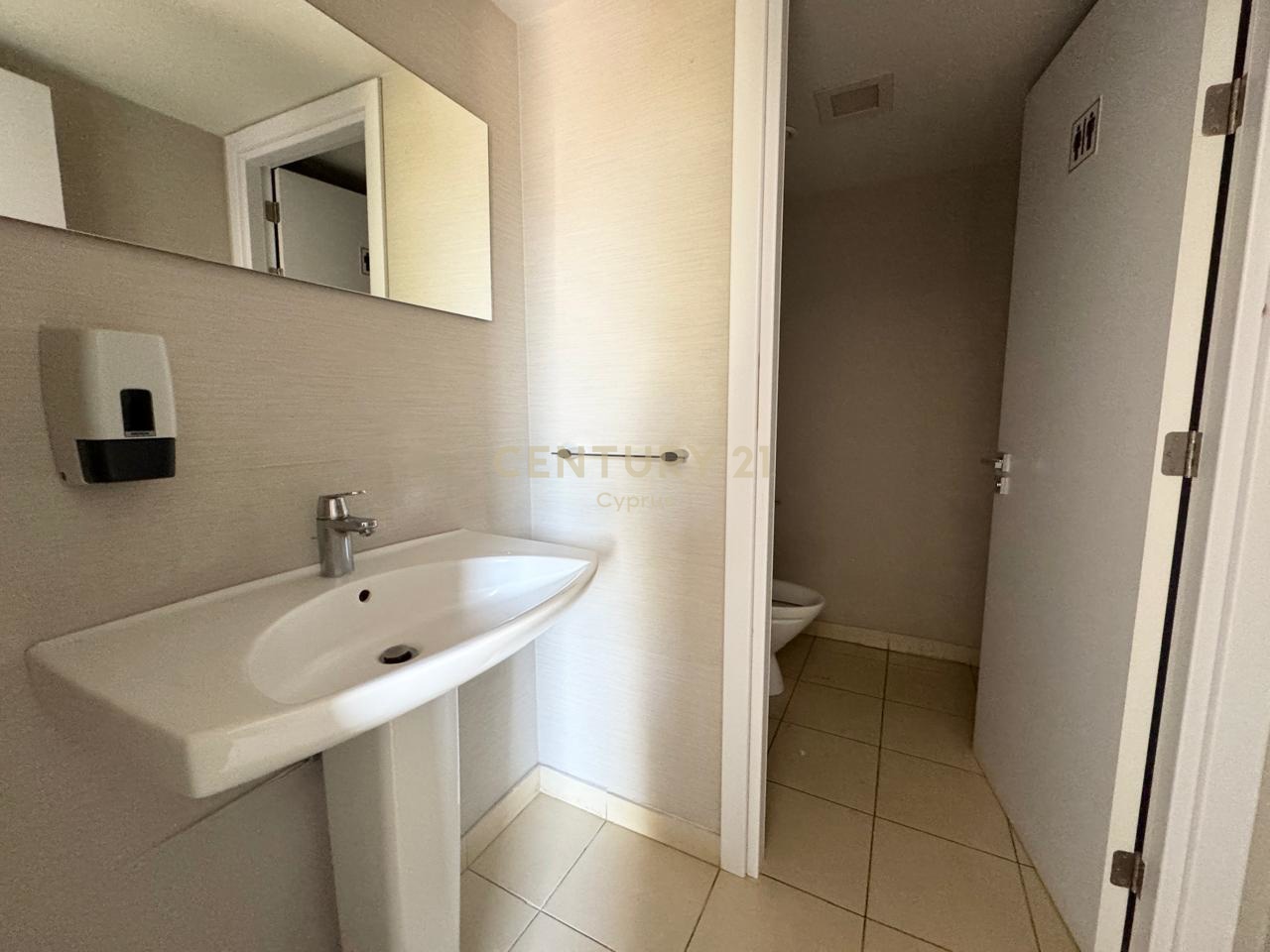 208m2 Oficina en Agios Tychonas, Limassol, Chipre No. 54034