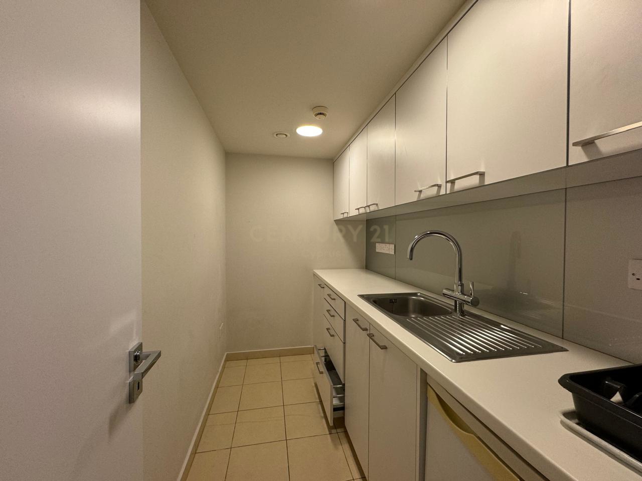 208m2 Oficina en Agios Tychonas, Limassol, Chipre No. 54034