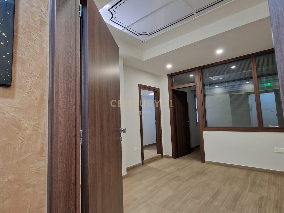 180m2 Bureau à Limassol, Chypre No. 55917