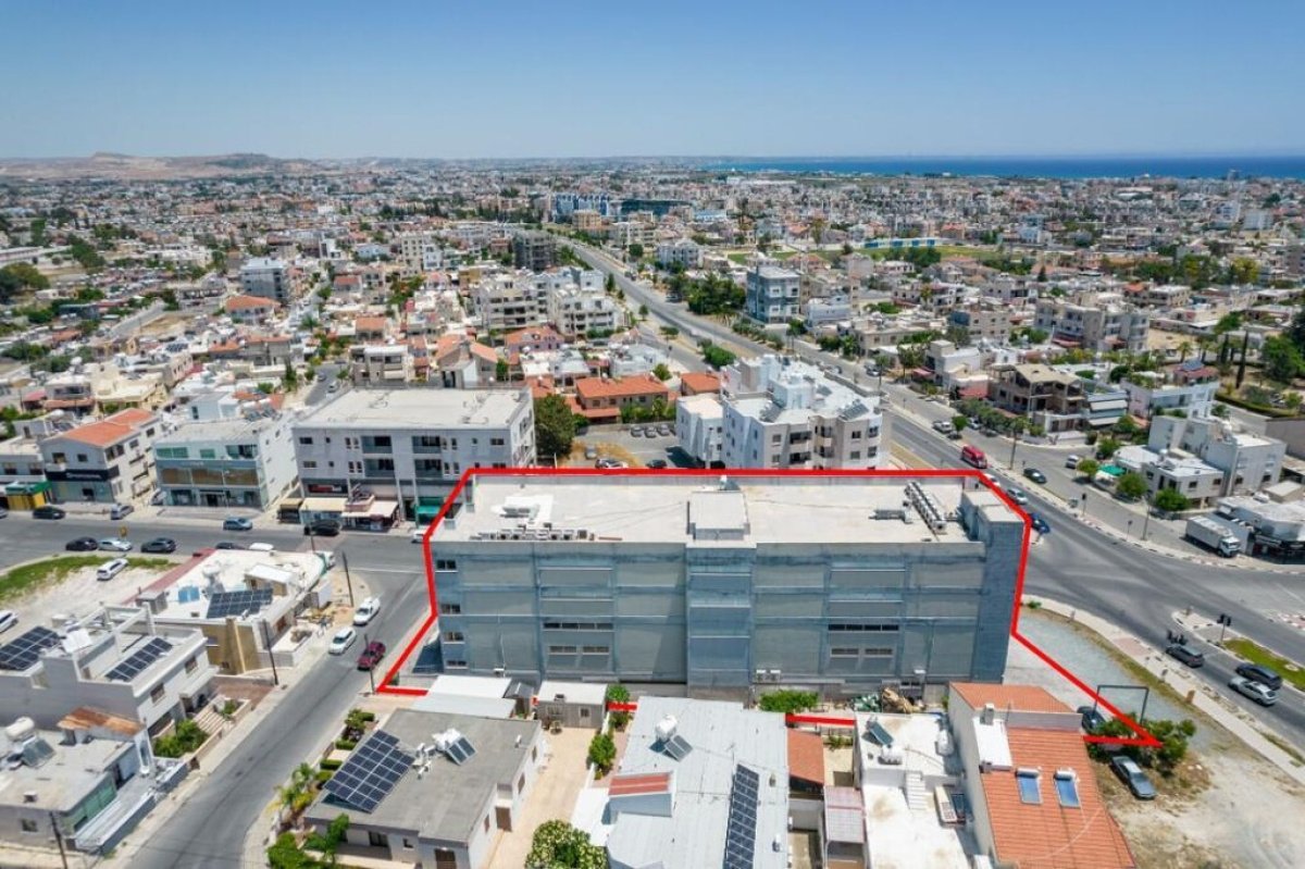 2100m2 Local comercial en Larnaca, Larnaka, Chipre No. 37958
