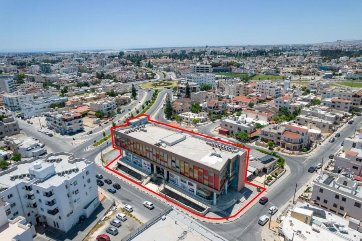 2100m2 Local comercial en Larnaca, Larnaka, Chipre No. 37958
