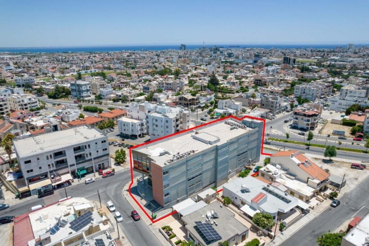 2100m2 Local comercial en Larnaca, Larnaka, Chipre No. 37958