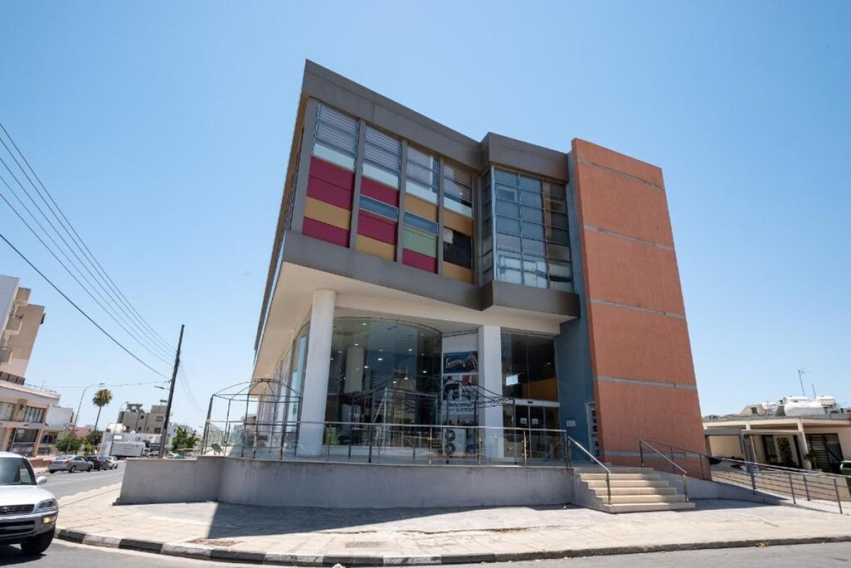 2100m2 Local comercial en Larnaca, Larnaka, Chipre No. 37958