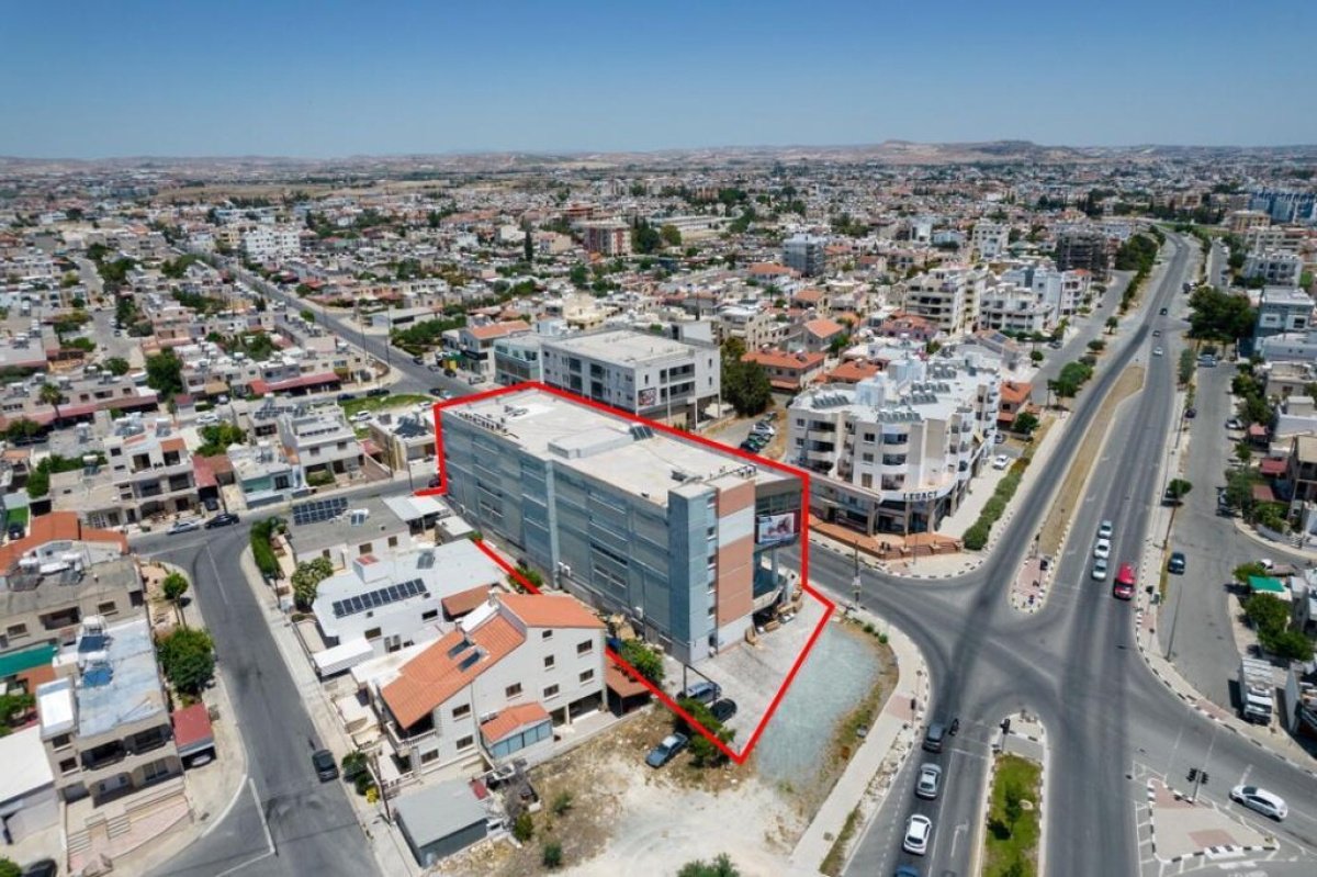 2100m2 Local comercial en Larnaca, Larnaka, Chipre No. 37958