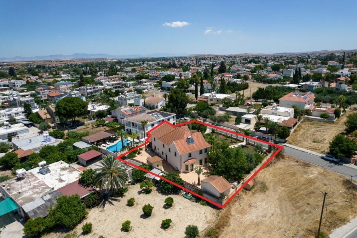 330m2 Villa in Nicosia, Cyprus No. 37955