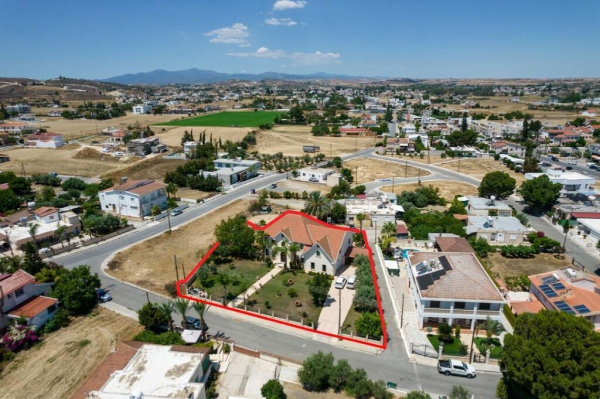 330m2 Villa in Nicosia, Cyprus No. 37955