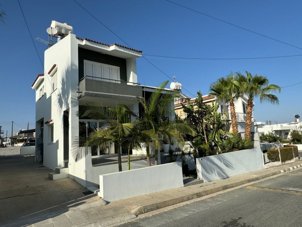 4 bedrooms Villa in Pyla, Larnaka, Cyprus No. 39042