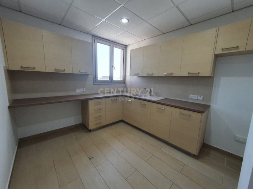 330m2 Bureau à Agios Athanasios, Limassol, Chypre No. 55481