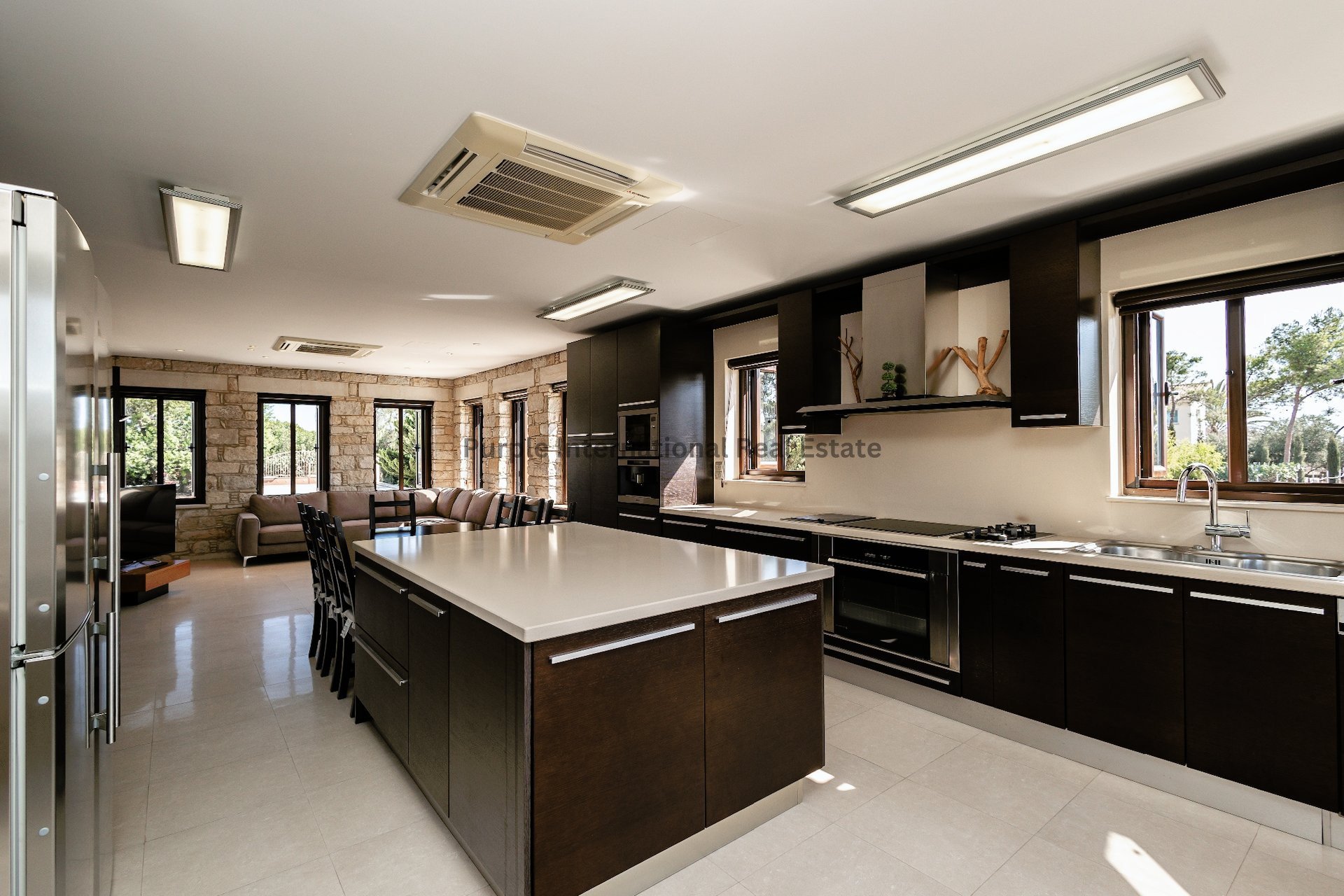 6 chambres Villa à Pervolia, Larnaka, Chypre No. 35055
