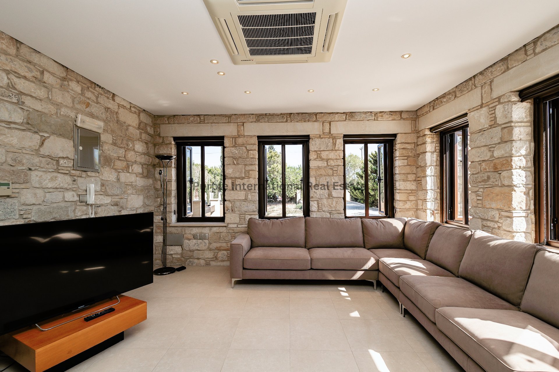 6 chambres Villa à Pervolia, Larnaka, Chypre No. 35055