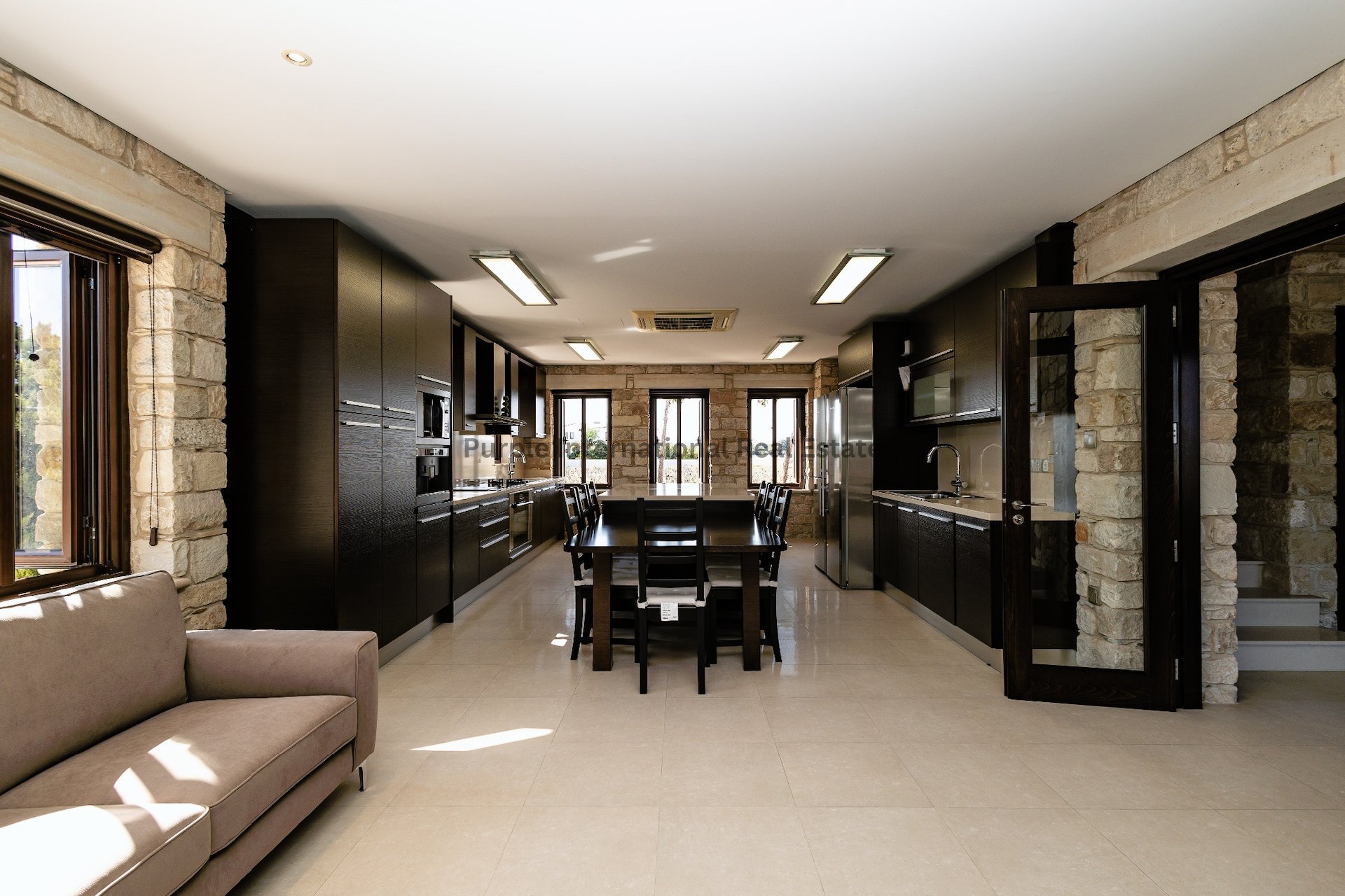 6 chambres Villa à Pervolia, Larnaka, Chypre No. 35055