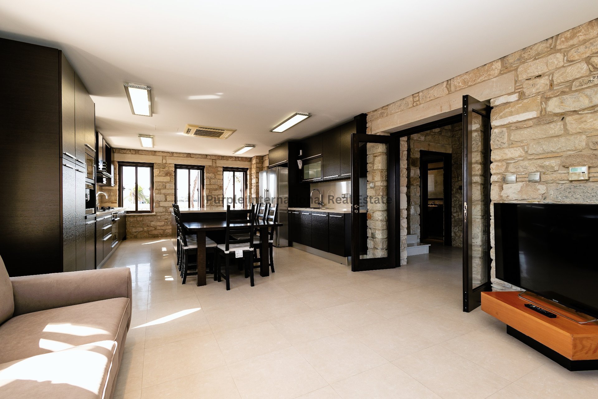 6 chambres Villa à Pervolia, Larnaka, Chypre No. 35055