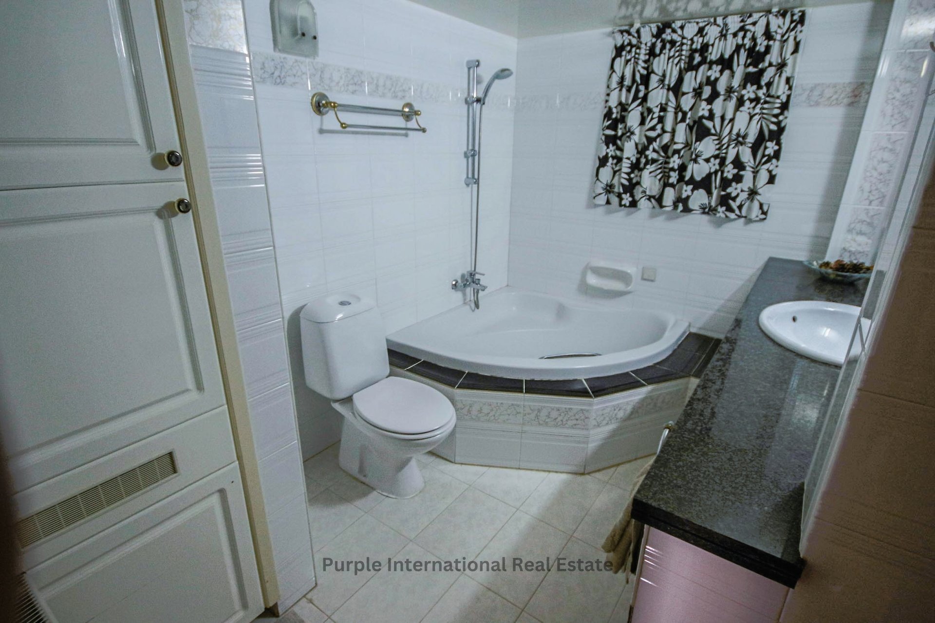 5 chambres Villa à Deryneia, Ammochostos, Chypre No. 36148