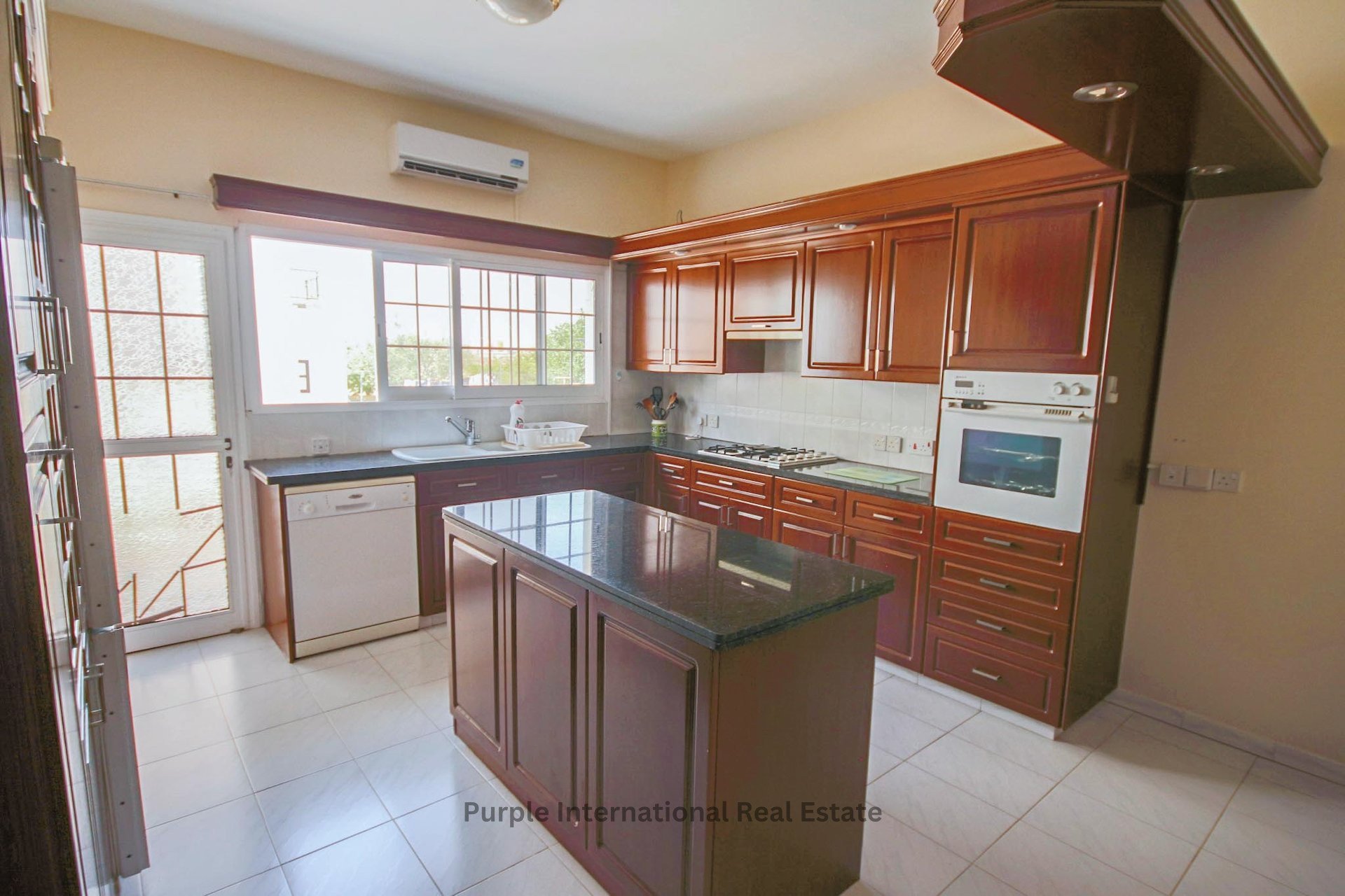 5 chambres Villa à Deryneia, Ammochostos, Chypre No. 36148