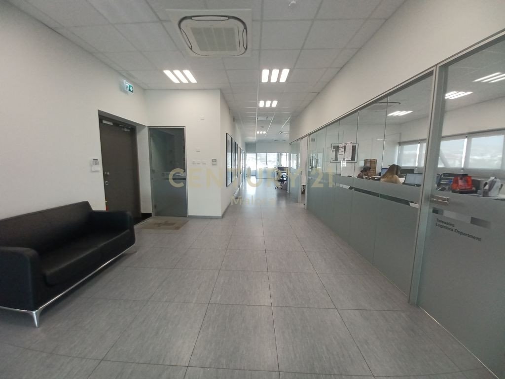 320m2 Oficina en Mesa Geitonia, Limassol, Chipre No. 54121