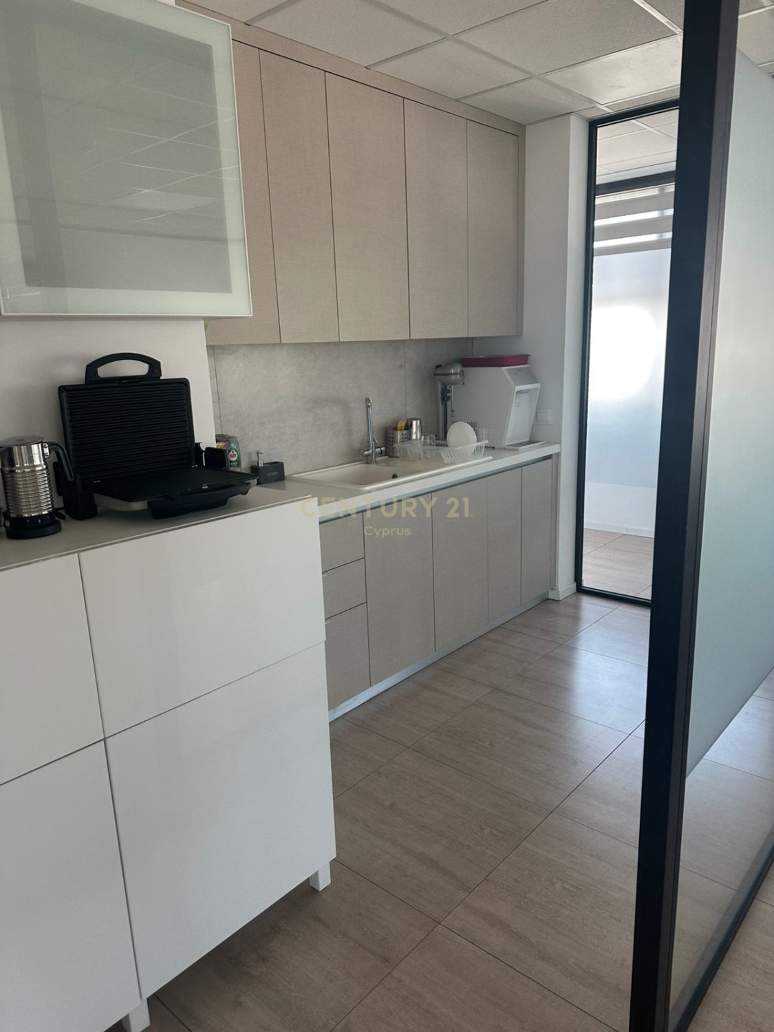 380m2 Oficina en Germasogeia, Limassol, Chipre No. 53916