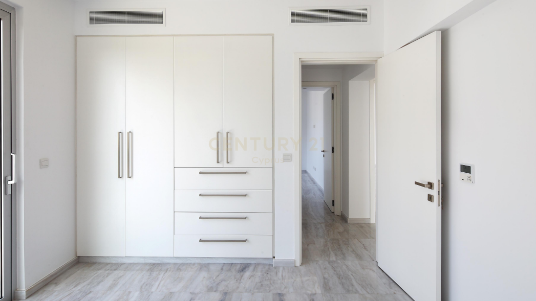 3 bedrooms Apartment in Germasogeia, Limassol, Cyprus No. 25393
