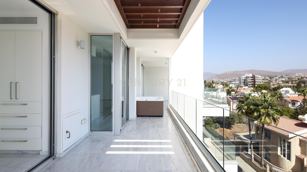 3 bedrooms Apartment in Germasogeia, Limassol, Cyprus No. 25393