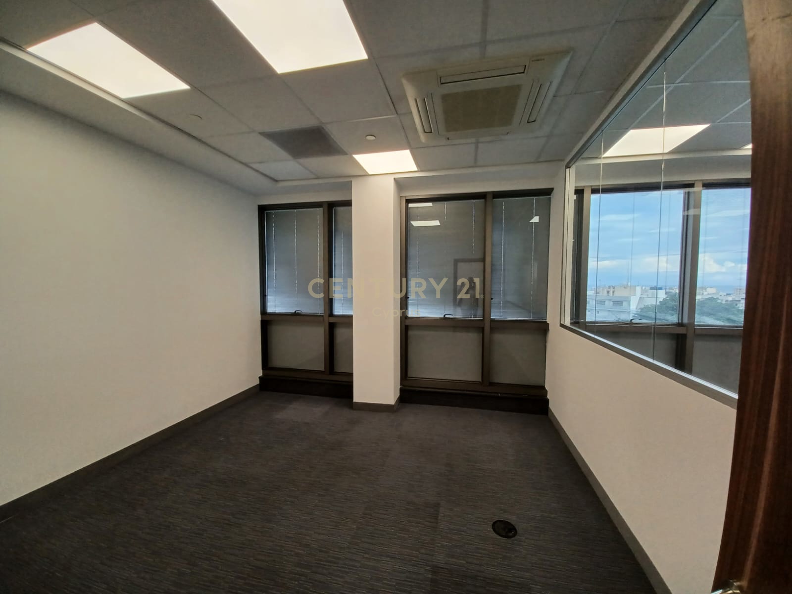 373m2 Oficina en Limassol, Chipre No. 54179