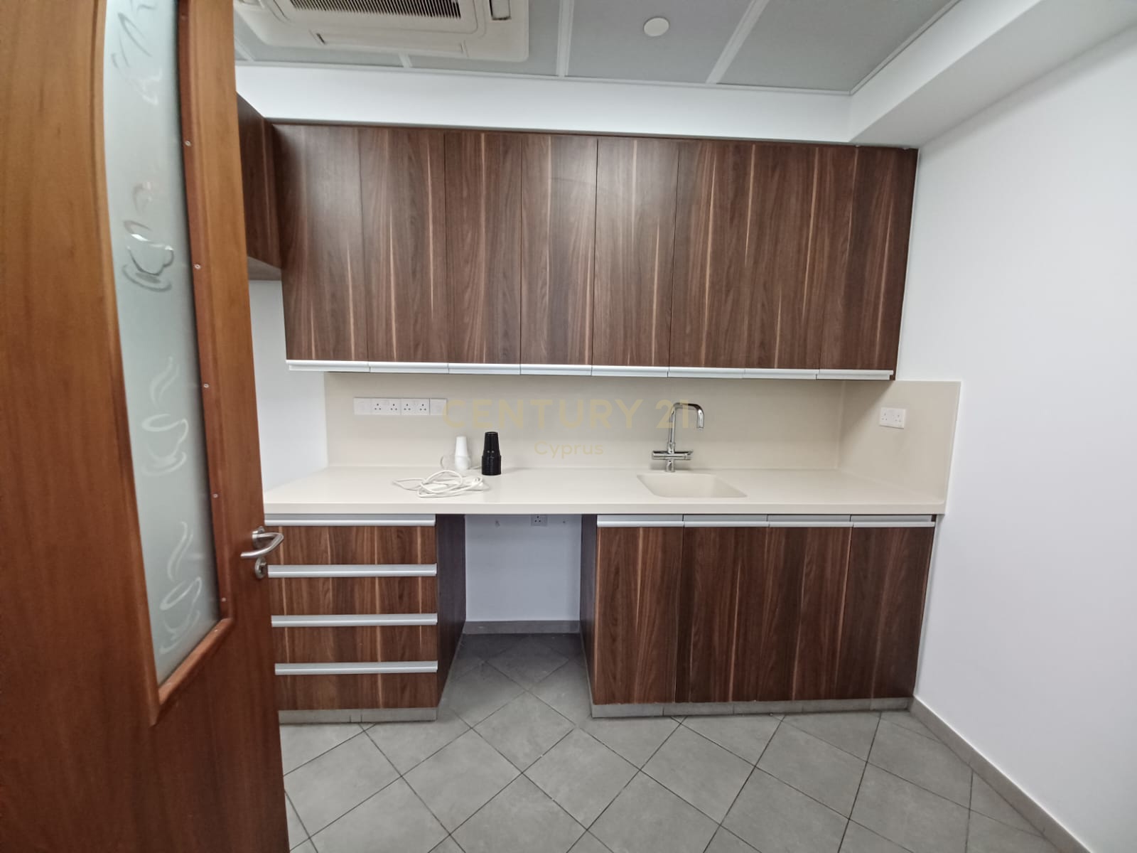 373m2 Oficina en Limassol, Chipre No. 54179