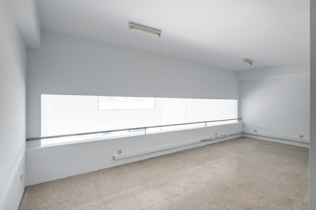 2130m2 Local comercial en Nicosia, Chipre No. 37968