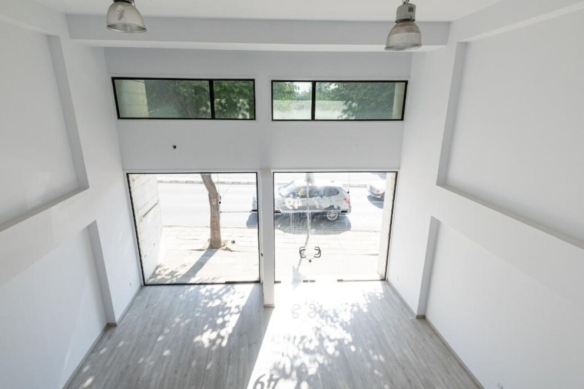2130m2 Local comercial en Nicosia, Chipre No. 37968