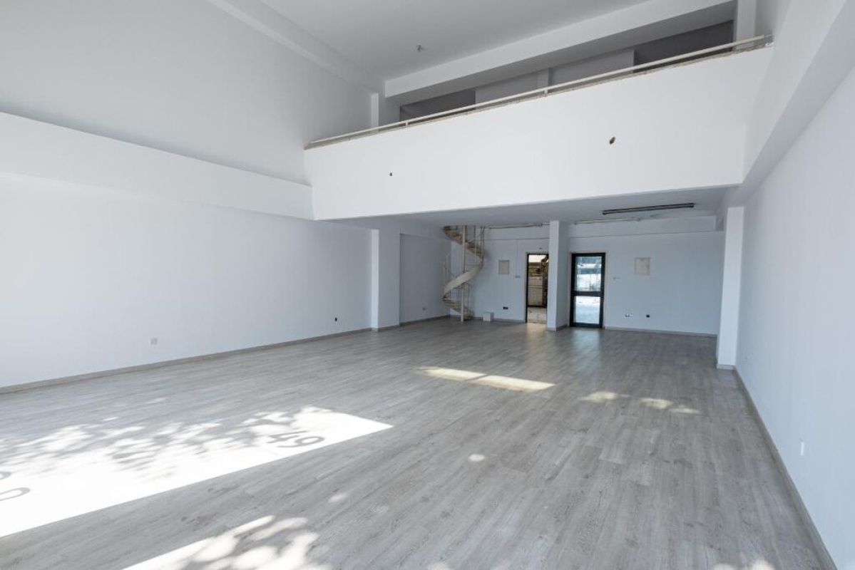 2130m2 Local comercial en Nicosia, Chipre No. 37968