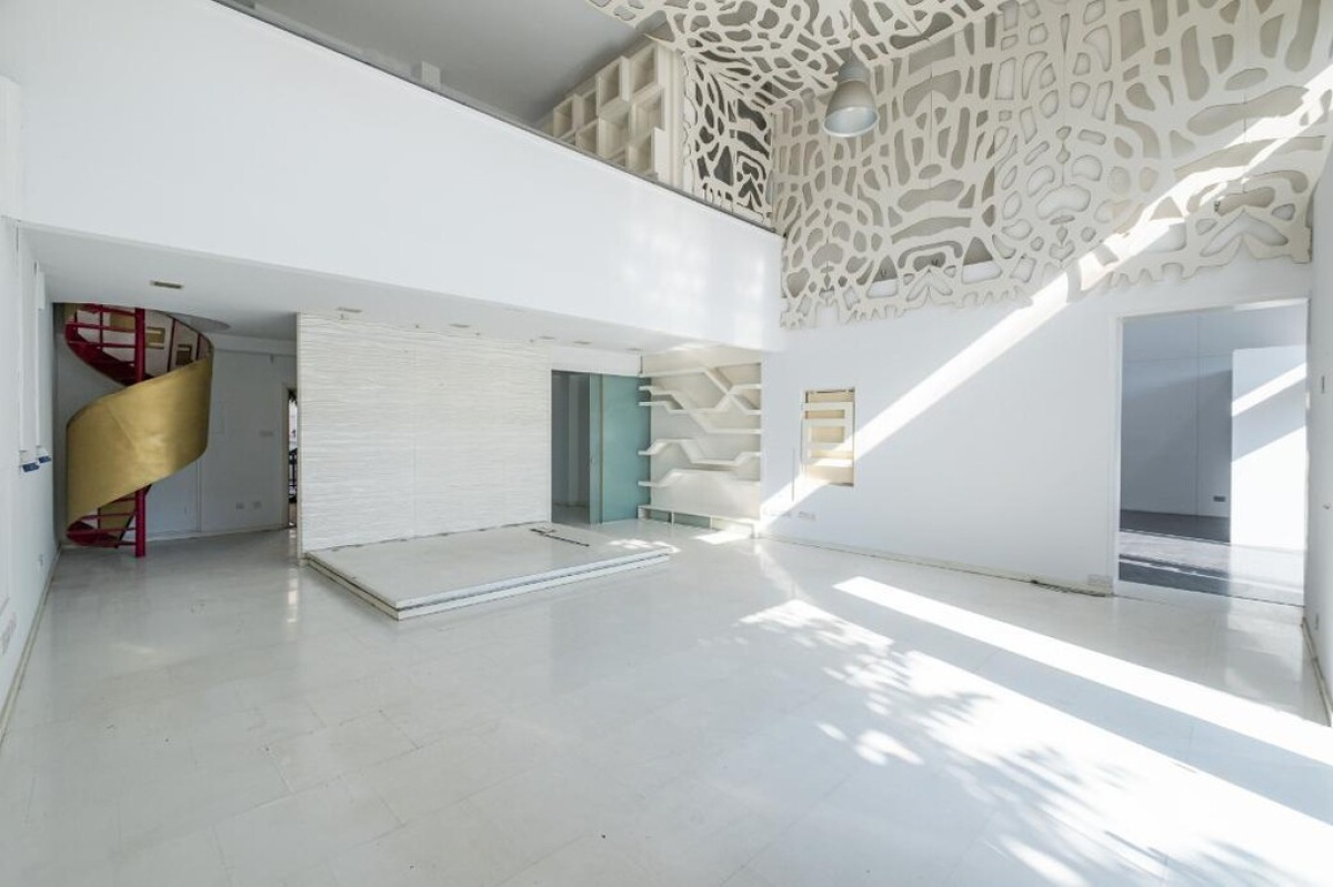 2130m2 Local comercial en Nicosia, Chipre No. 37968