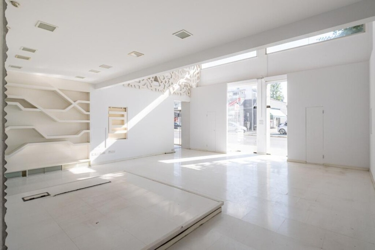 2130m2 Local comercial en Nicosia, Chipre No. 37968
