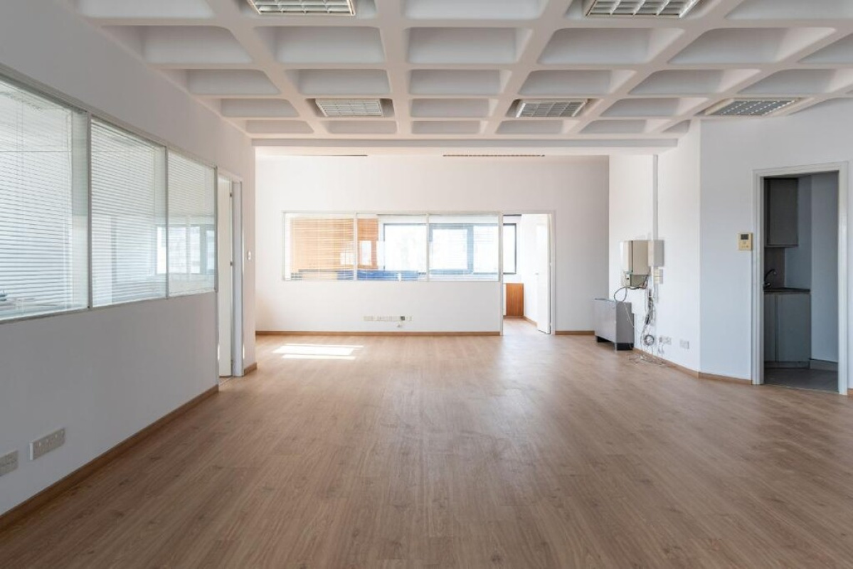 2130m2 Local comercial en Nicosia, Chipre No. 37968