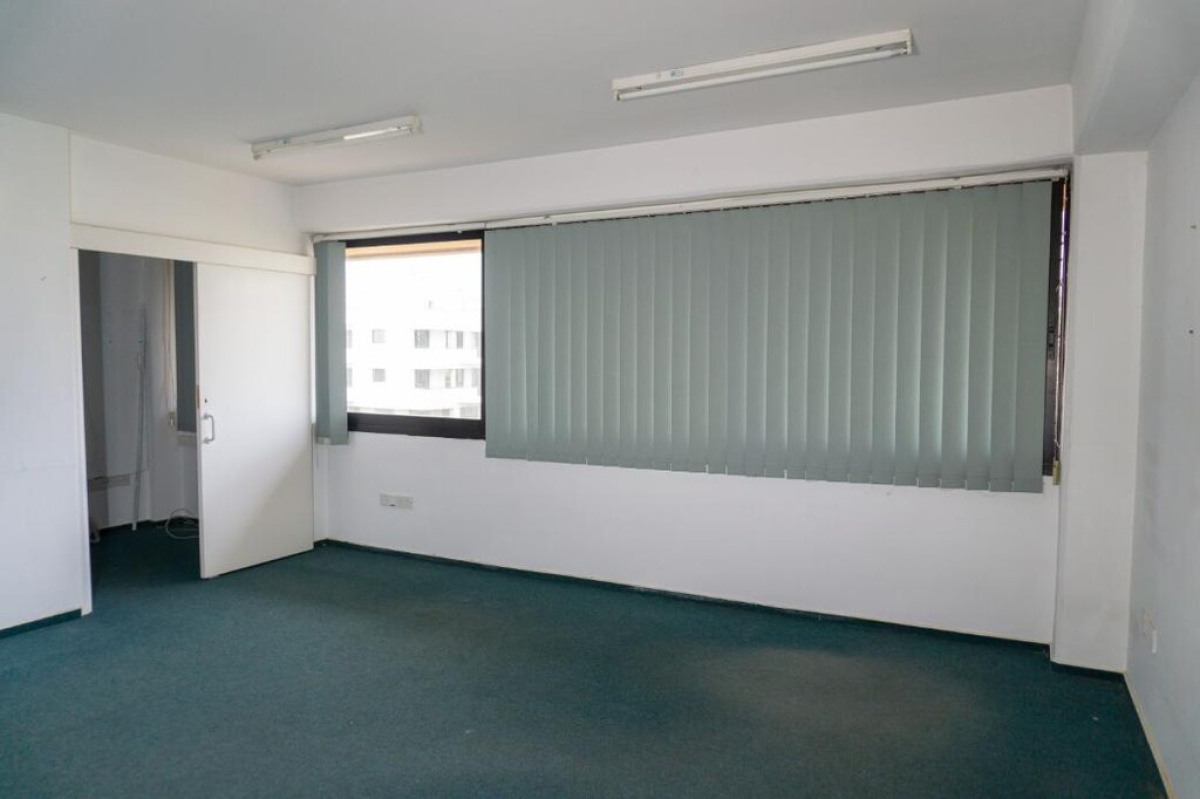 331m2 Local comercial en Nicosia, Chipre No. 37966