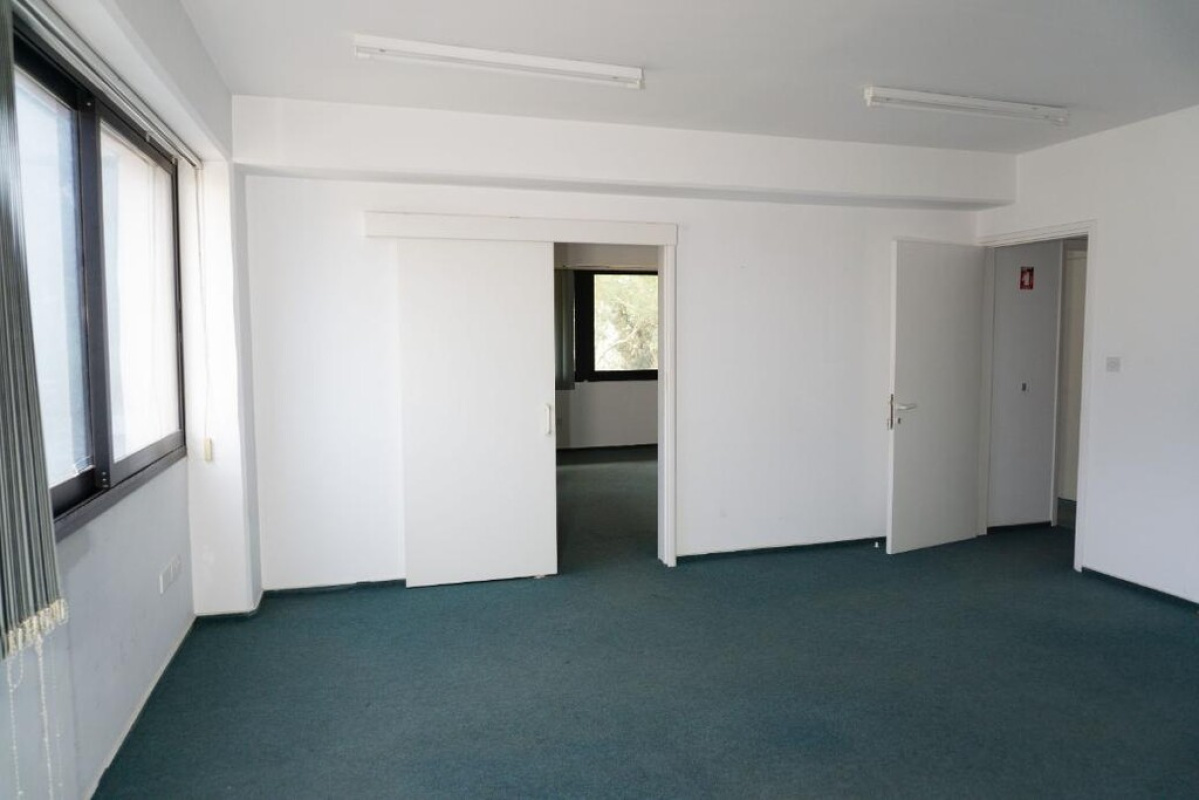 331m2 Local comercial en Nicosia, Chipre No. 37966