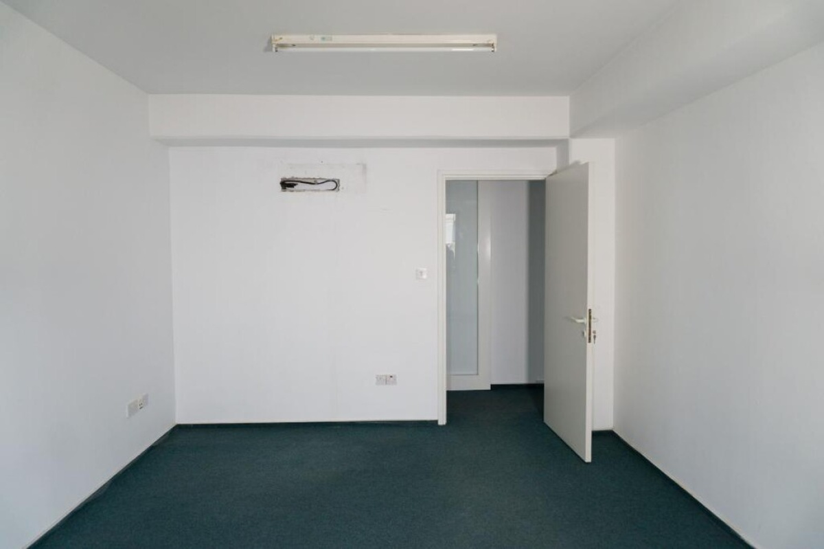 331m2 Local comercial en Nicosia, Chipre No. 37966