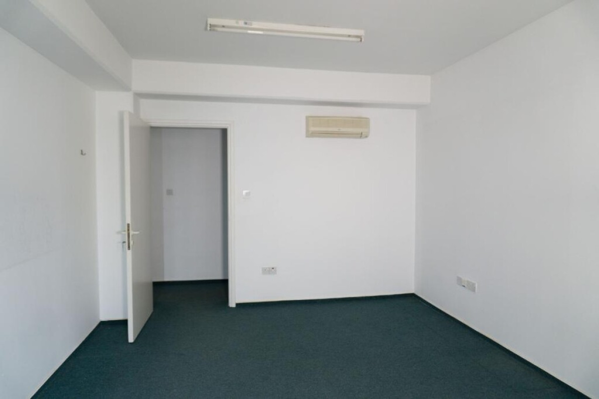 331m2 Local comercial en Nicosia, Chipre No. 37966