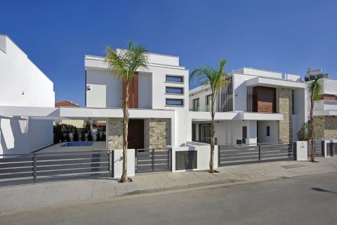 5 bedrooms Villa in Oroklini, Larnaka, Cyprus No. 46098