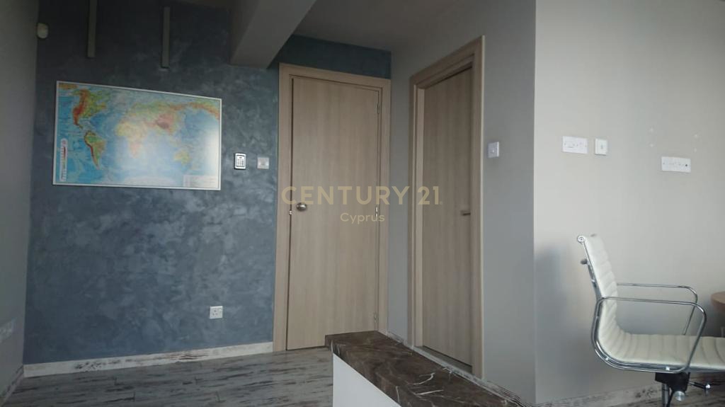 Офис 150м2 в Лимассол, Лимасол, Кипр № 56017