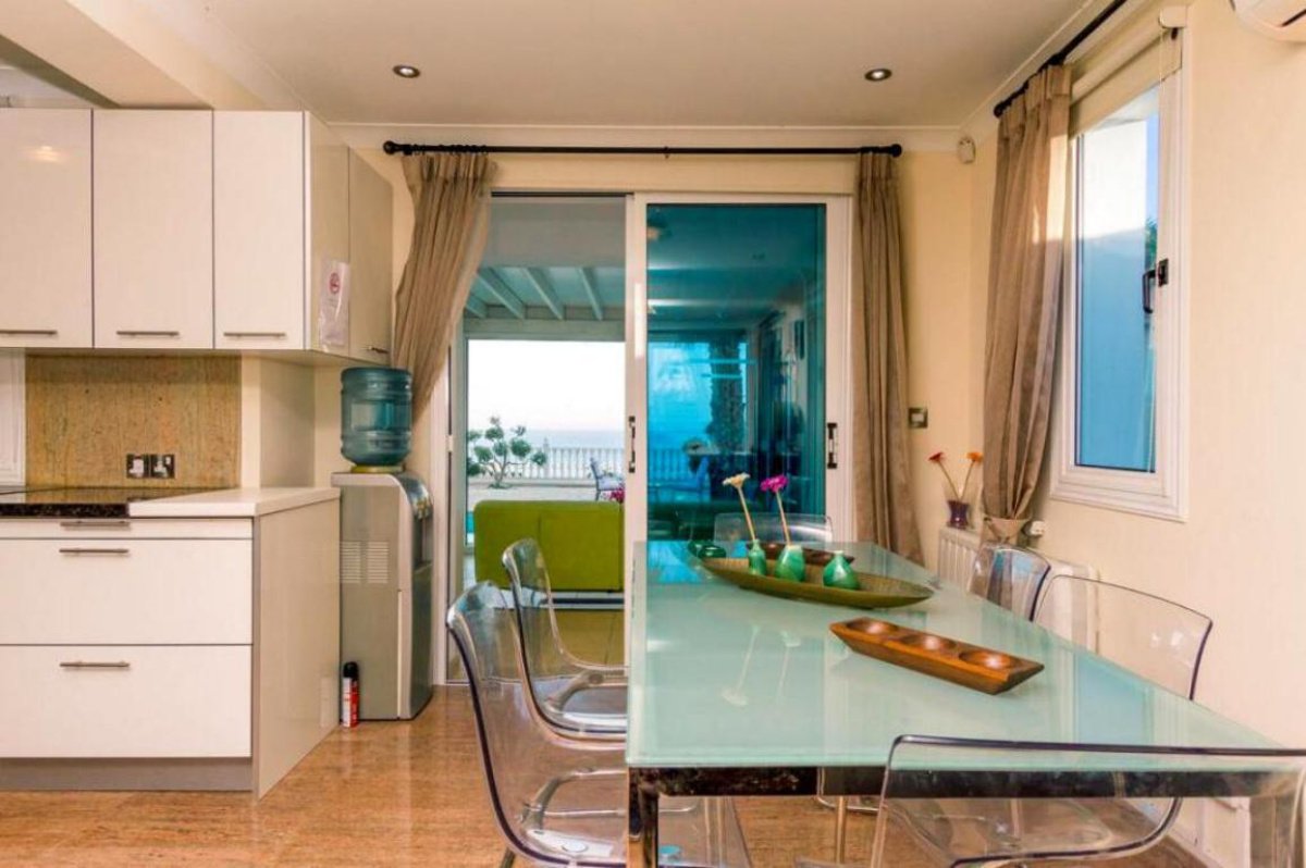 4 bedrooms Villa in Larnaca, Larnaka, Cyprus No. 38394